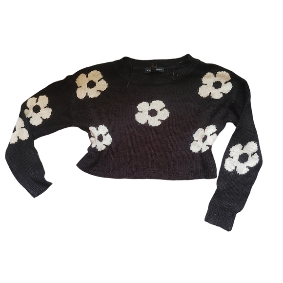 STREETWEAR SOCIETY - Knit Black & White Cropped Sweater With White Flowe… - Picture 3 of 4
